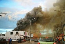 Kigyulladt a Carrefour szupermarket raktára