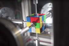Mindenkinél gyorsabban kirakja a Rubik-kockát ez a robot