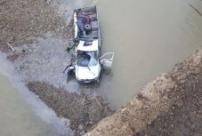 Lezuhant a hídról egy kisteherautó, egyik utasa meghalt