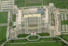 Petícióban kérik, hogy nyissák meg a parlamentet körülvevő zöldövezetet 