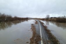 Elöntötte a víz az országutat Csíkkozmás és Kézdivásárhely között