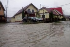 FRISSÍTVE: Iskolákat kellett bezárni Hargita megyében az árvíz miatt, máshol is nagy a kár