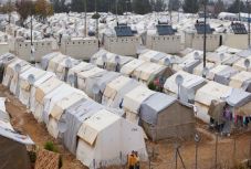 Törökország három milliárd eurót kap Brüsszeltől a menekültek ellátásárára