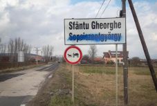 Lefestették Sepsiszentgyörgy helységnévtábláján a magyar feliratot