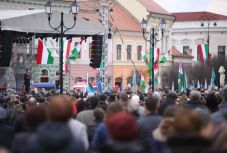 Antal Árpád a sepsiszentgyörgyi ünnepen: „Ugye milyen szépen lobognak ezek a zászlók?”