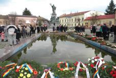 A Szabadság-szobornál emlékeztek Aradon