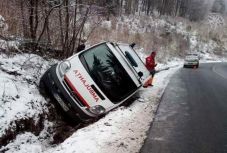 Árokba hajtott a beteget szállító mentőautó Hargita megyében