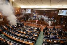 Könnygázt dobtak a koszovói parlamentbe az ultranacionalista képviselők