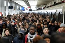 Nem engednek Macronnak: sztrájkok bénítják meg Franciaországot