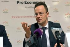 Szijjártó: tíz ideiglenes átkelőhely tart nyitva a választás napján a román határon