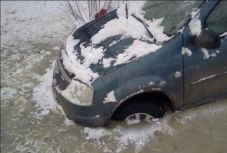 A patakban kötött ki az ittas Hargita megyei sofőr