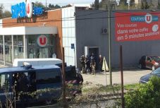 FRISSÍTVE: Legalább három ember meghalt egy franciaországi túszejtésben