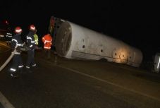 FRISSÍTVE - Durva baleset Maros megyében – gázolaj szivárog a patakba