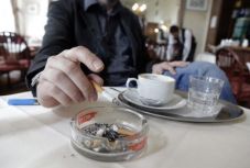 Visszavezették egy uniós országban, hogy lehessen az éttermekben dohányozni