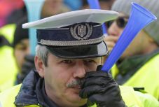FRISSÍTVE: Több ezer rendőr és csendőr tüntetett Bukarestben