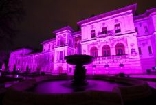 Lilába borul hétfő este a Cotroceni-palota