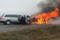 FRISSÍTVE - Bennégett a tanító házaspár az autóban – részletek a balesetről