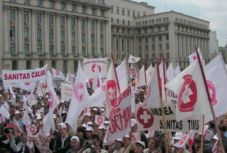 Sztrájkőrséget áll a Sanitas a minisztériumok előtt