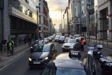 Az Uber miatt tüntetnek taxisok Brüsszelben