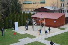 Játszótereket és kültéri sporteszközöket kaptak a szatmárnémeti diákok és gyógyulni vágyók