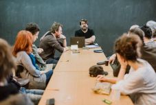 Az Anyám tyúkjától a kortárs versekig kalauzol a marosvásárhelyi színház