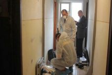 Hajmeresztőeket állít a családtagjait meggyilkoló brassói férfi