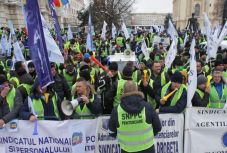 Tüntetnek a rendőrök a belügyminisztérium épülete előtt