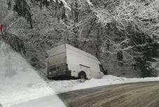 Autósok, figyelem! Még nem múlt el a tél Hargita megyében