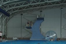 Súlyos baleset ért egy gyereket a brassói élményfürdőben