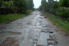 Bődületes összegbe kerülne az összes kátyú betömése a hazai közutakon