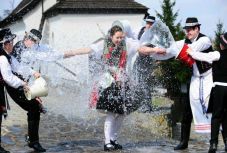 Szubjektív válogatás: tíz locsolóvers felnőtteknek