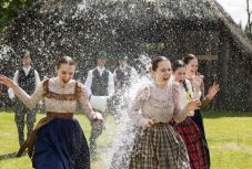 Felmérés: a locsolkodás nem ment ki a divatból