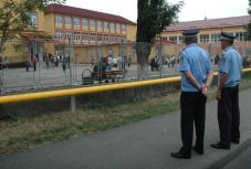Őrző-védő szolgálatot rendelnének el minden iskolában