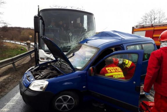 Meghalt egy nő az Erdélyben történt buszbalesetben