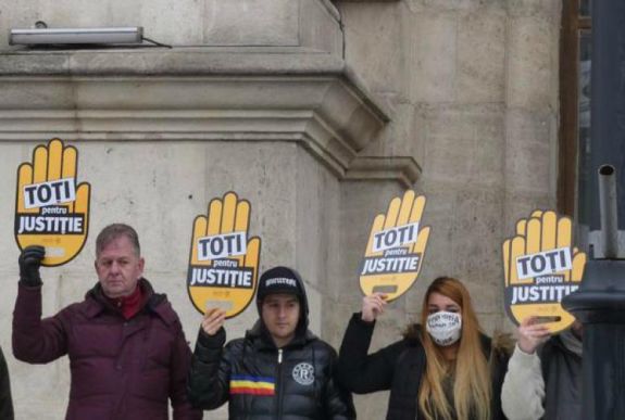 Több tízezer lejt adományoztak a kormányellenes tüntetők pereire