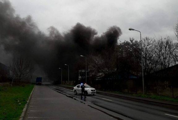 Kigyulladt egy raktár, sűrű füst borította be Nagyvárad egy részét