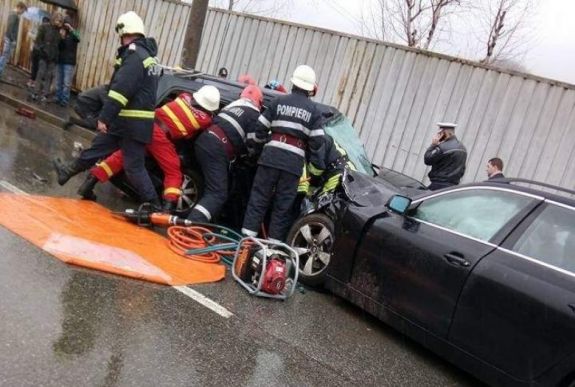 Két halott, kilenc sérült – heten zsúfolódtak a balesetező autóban