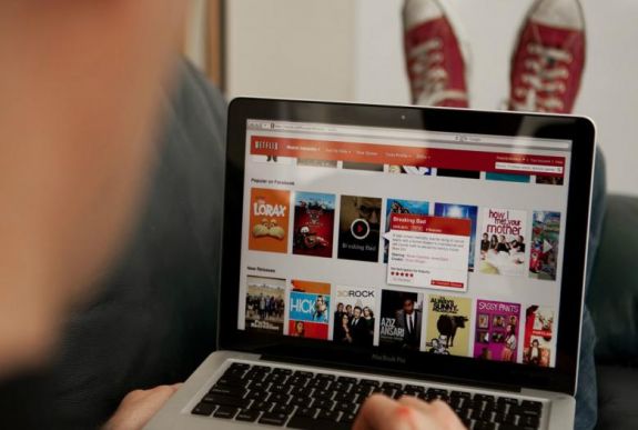 Áprilistól bárhová magunkkal vihetjük a Netflix-előfizetésünket