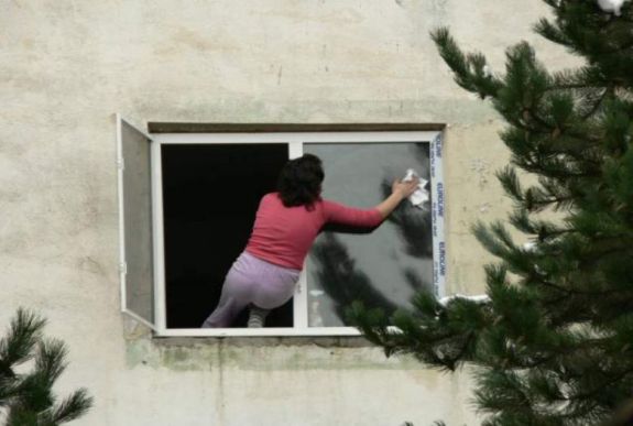 Húsvéti nagytakarítás közben zuhant ki az ablakon