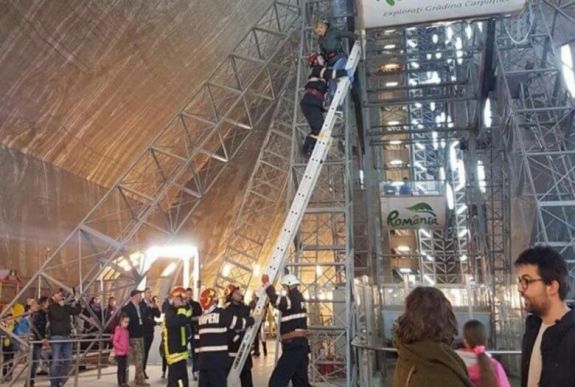 Turistákat mentettek ki a tordai sóbánya óriáskerekéből