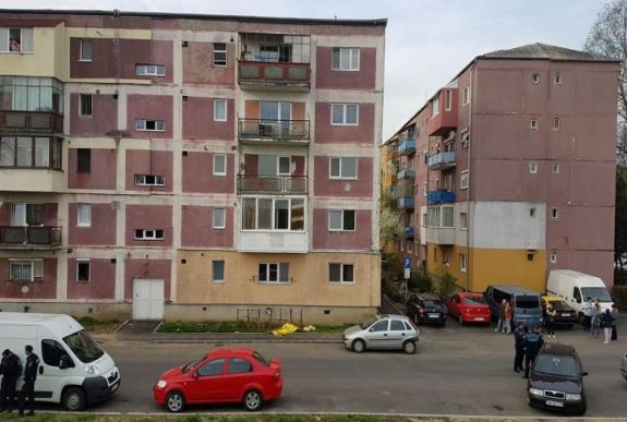 Kiesett a negyedikről, meghalt egy 16 éves szatmárnémeti lány