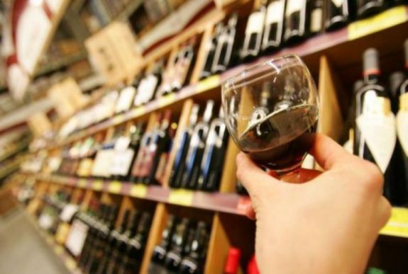 Szinte 30 ezer liter hamis bort vontak ki a forgalomból
