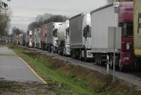 Ismét több kilométeres kamionsor van a nagylaki vámnál