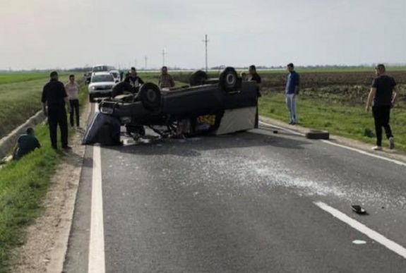 Kirepült a sofőr a szélvédőn a durrdefekt után