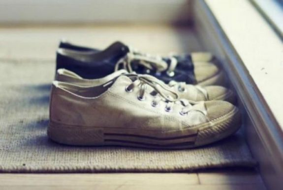 Ezért ne hordjon cipőt a lakásban