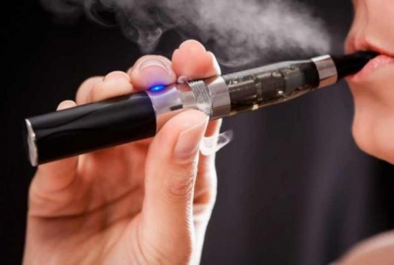 Betilthatják az elektronikus cigaretták használatát a zárt köztereken