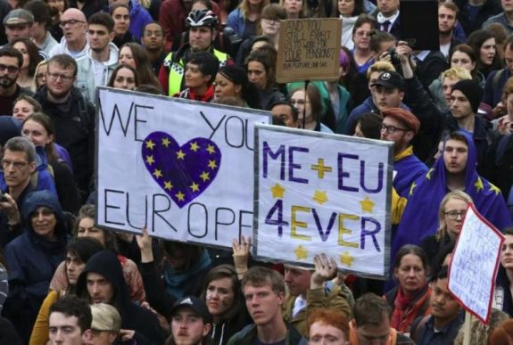 Brexit: ezrek vonulnak utcára Európa mellett