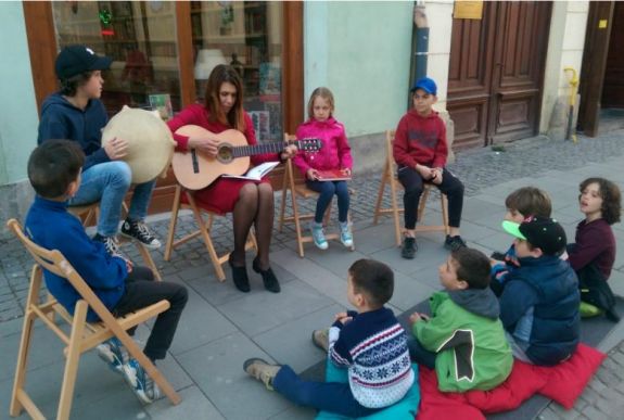 Spontán költészetnapi gyerek-utcazene volt Csíkszeredában