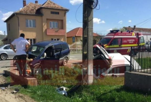 FRISSÍTVE: Heten sérültek meg a figyelmetlenül kanyarodó sofőr miatt