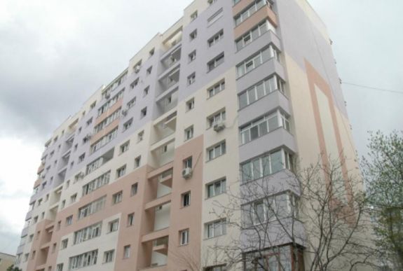 FRISSÍTVE - Kizuhant egy kisbaba a hatodikról, de túlélte